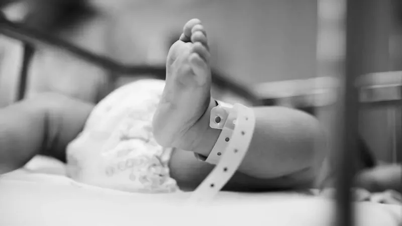 Hallan con vida a niño de 18 meses en una morgue cinco horas después de declararlo muerto