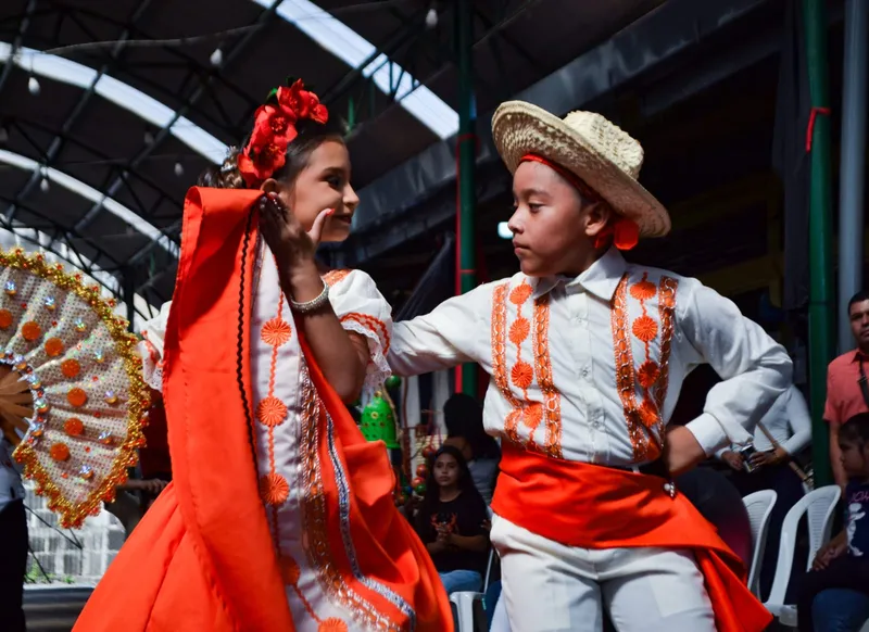 Bailes folclóricos llenan de alegría el Mercado de Artesanías de Masaya