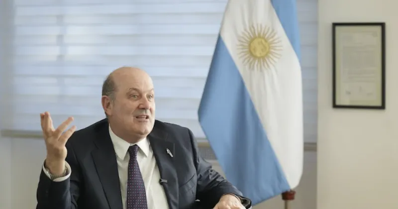La respuesta de Sturzenegger a Harari sobre la IA y el desafío de atraer a Tesla a la Argentina