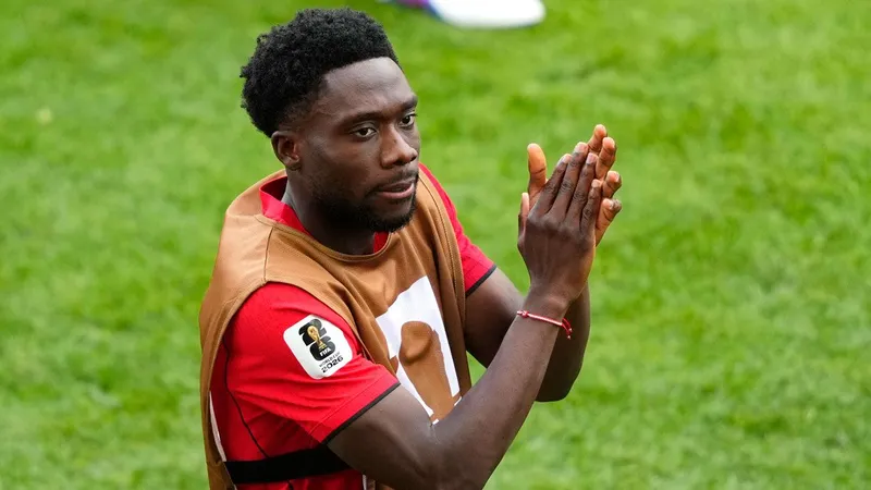 Alphonso Davies avanza en su recuperación, pero es duda ante Catar