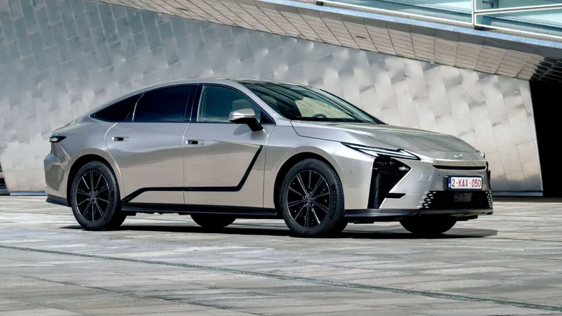 El nuevo Lexus ES llega a España con dos versiones eléctricas y una híbrida desde 61.500 euros