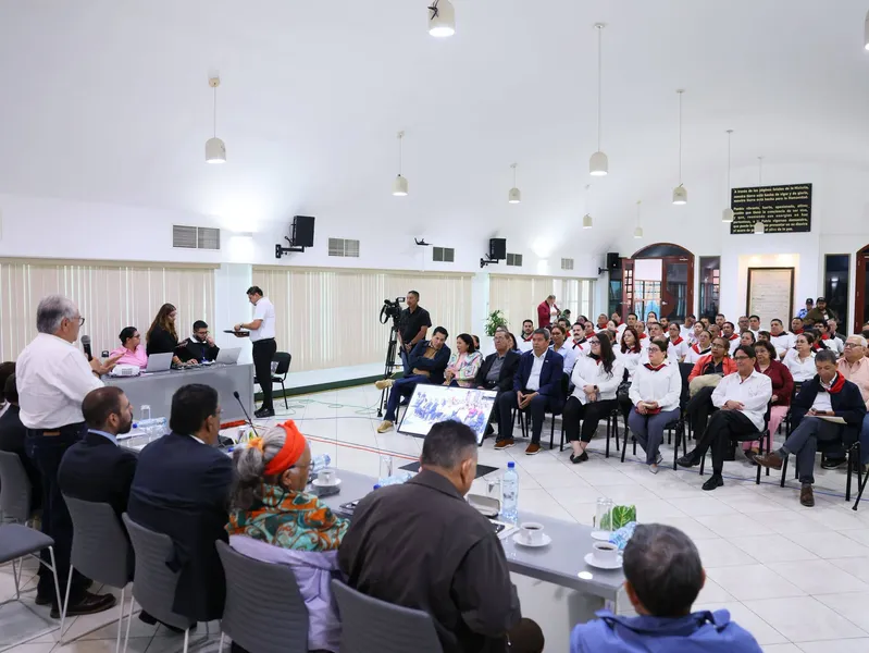 Comisión Especial presenta propuesta de reforma constitucional ante embajadores