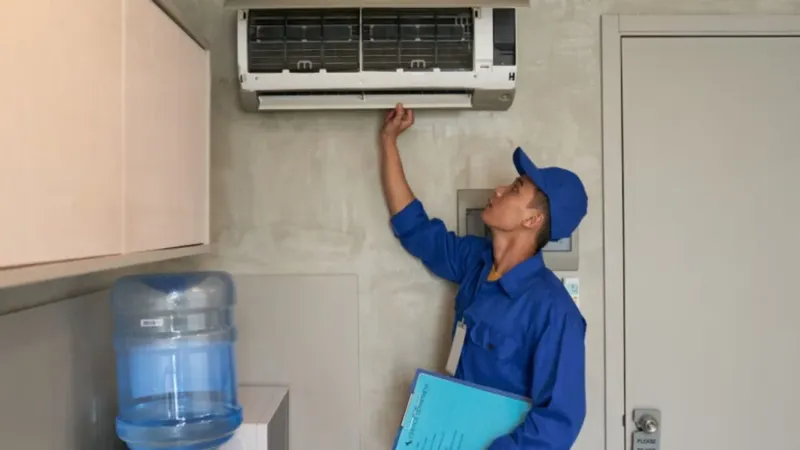 Un electricista lo tiene claro: antes de encender el aire acondicionado, hay un aparato que consume mucho menos