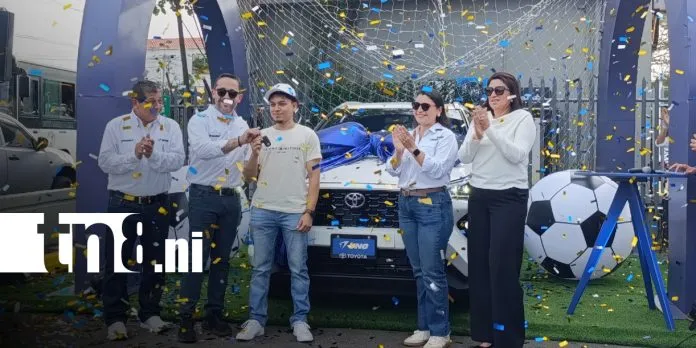 UNO entrega el primer Toyota Yaris Cross de su promoción “La Fiesta del Fútbol”