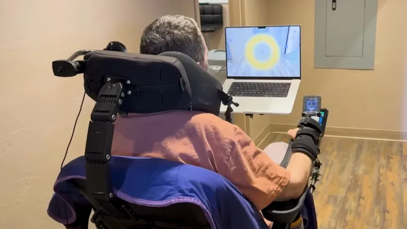Neuralink ya permite controlar una silla de ruedas con el cerebro: el salto que lleva sus implantes fuera de la pantalla