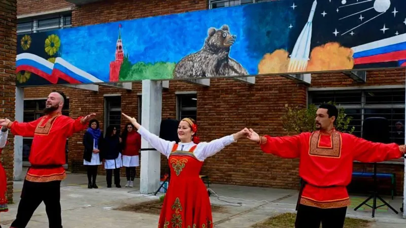 Inauguran el mural más grande dedicado a Rusia en una escuela de Uruguay | Video
