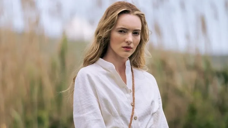 Quién es Alanah Bloor, la joven actriz británica que protagoniza 'Sandokan' junto a Can Yaman