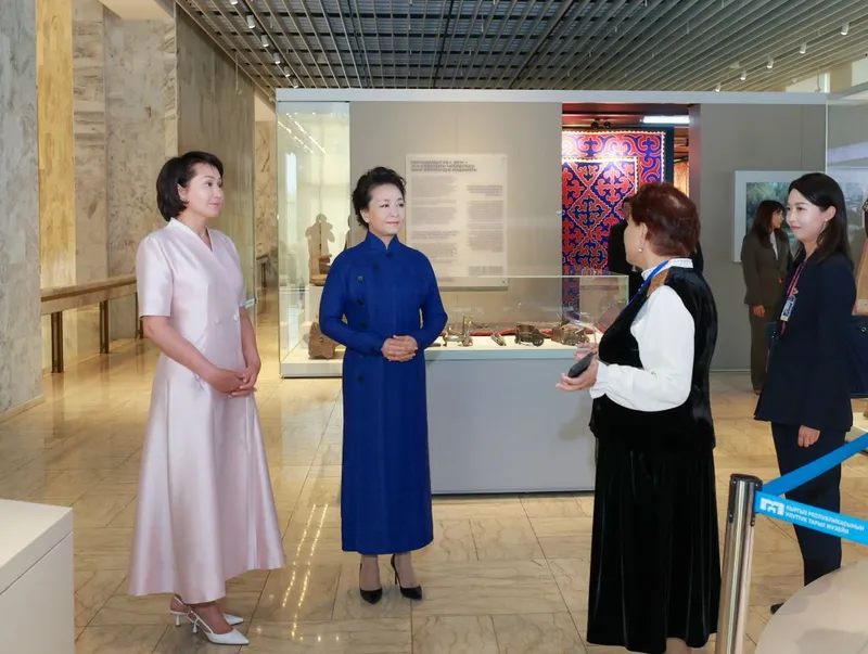 Peng Liyuan visita Museo Nacional de Historia de Kirguistán