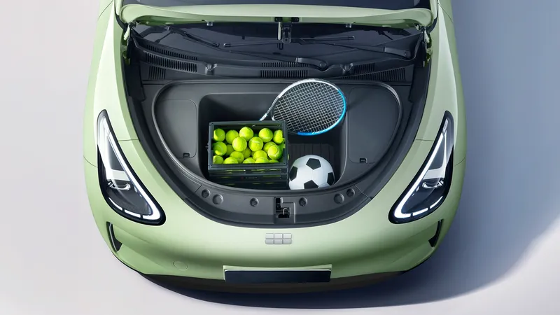 Vende 1 coche por minuto y firma 1.000.000 en 2 años: Geely 'rompe el mercado' con su eléctrico más barato que ya puedes comprar en España