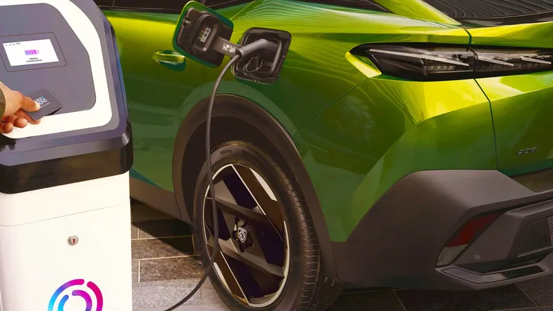 Hasta 97 km en modo eléctrico para el día a día y motor de gasolina para viajar: así es la fórmula híbrida enchufable de Peugeot