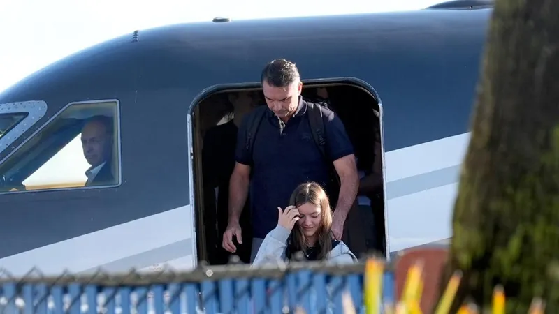 Flavio Bolsonaro se proclama "el verdadero presidente de Brasil" desde EEUU