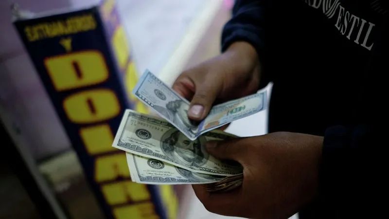 Gobierno de Bolivia elimina el tipo de cambio fijo para el dólar y lo flexibiliza