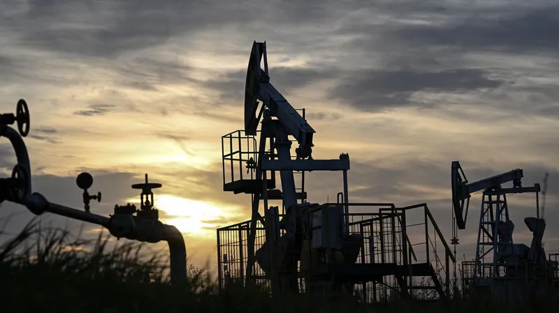 Bajan los precios del petróleo ante esperanza de que se abra el estrecho de Ormuz