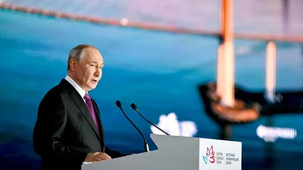 Putin pronuncia un discurso en la sesión plenaria del Foro Económico Oriental