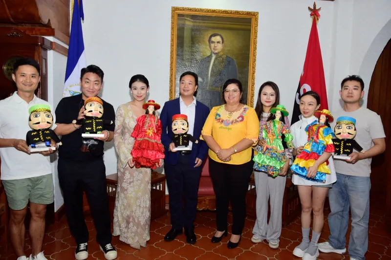 León recibe al grupo artístico tradicional de Hunan