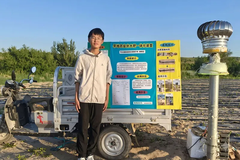 Con un tubo y botellas de plástico, un estudiante chino de 14 años crea la solución perfecta para fabricar agua en el desierto