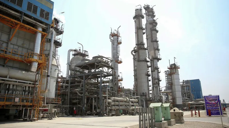 EEUU permite a Irán vender petróleo en dólares tras décadas de restricción
