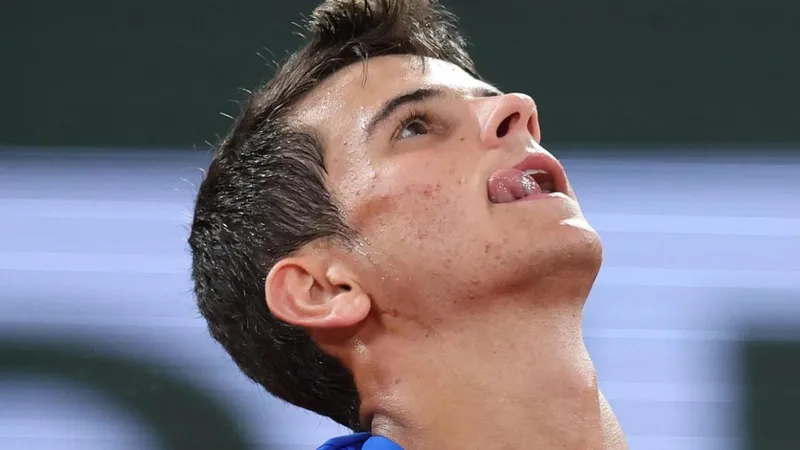 Baño de realidad a Jódar en Roland Garros