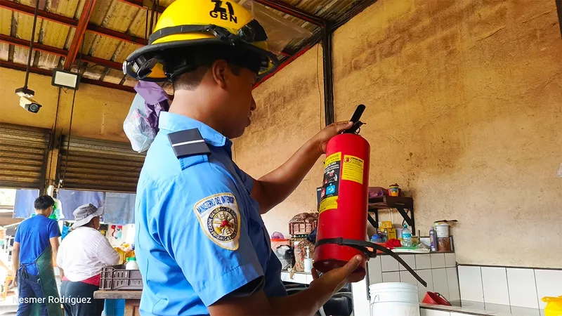 Bomberos Unidos refuerzan inspecciones preventivas en establecimientos del Mercado Oriental