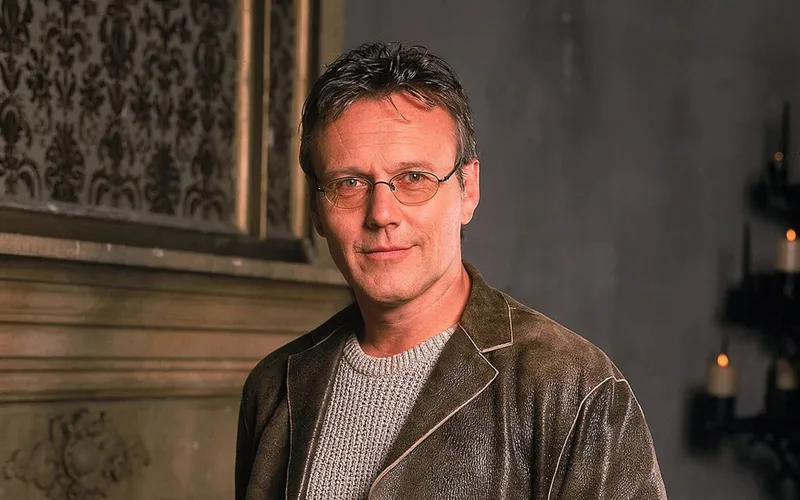 Muere Anthony Head, Rupert Giles en 'Buffy Cazavampiros', a los 72 años