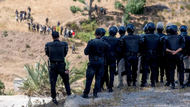 Marruecos bloquea un nuevo intento masivo de migrantes de irrumpir en la frontera de Ceuta