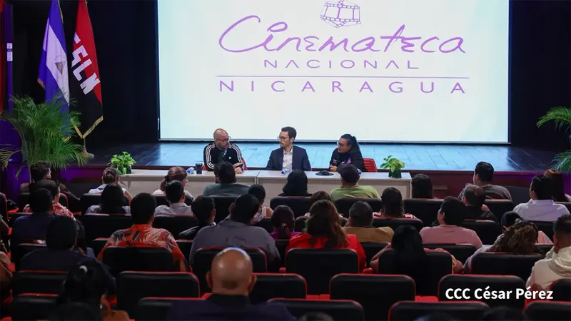 Comunicadores Sandinistas fortalecen conocimientos en encuentro de intercambio con Ben Norton
