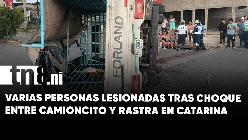 Camioncito se vuelca tras ser impactado por una rastra en la rotonda de Catarina,...