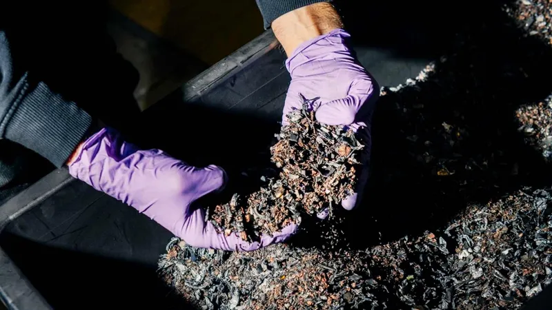 Adiós a la dependencia de materias primas raras: Porsche logra crear celdas de batería usando materiales reciclados