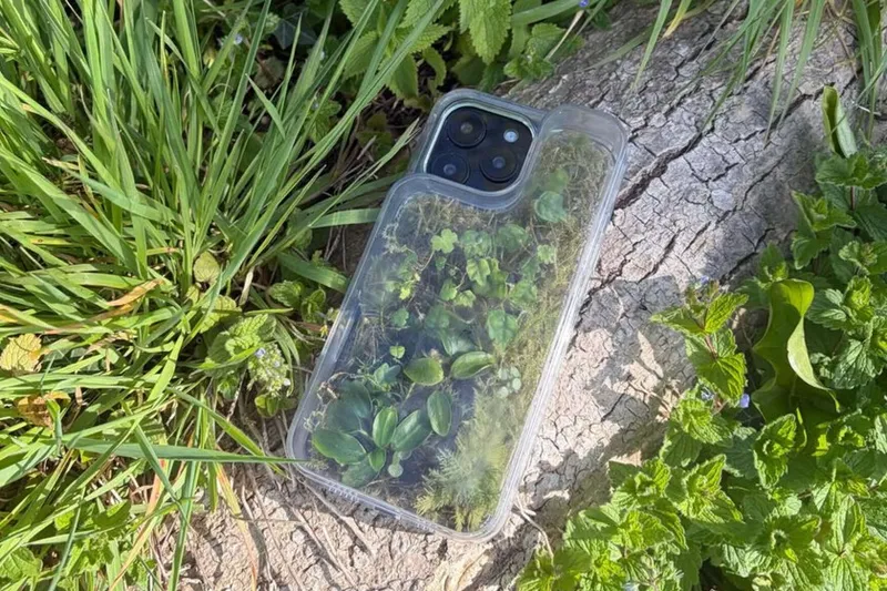 Se la cuelan a Apple: suben una foto a su cuenta oficial de Instagram y resulta que el iPhone es falso