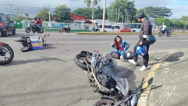 Joven resulta lesionada tras choque de moto en Carretera Norte