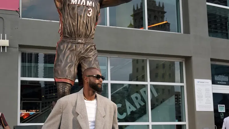 Miami Heat mejora la criticada estatua de Dwyane Wade