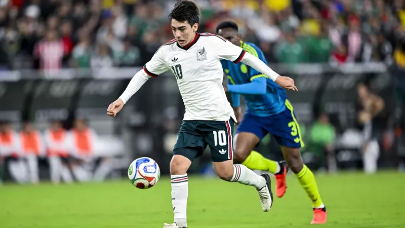 Gilberto Mora tramita su credencial del INE mientras aguarda el brinco al futbol europeo