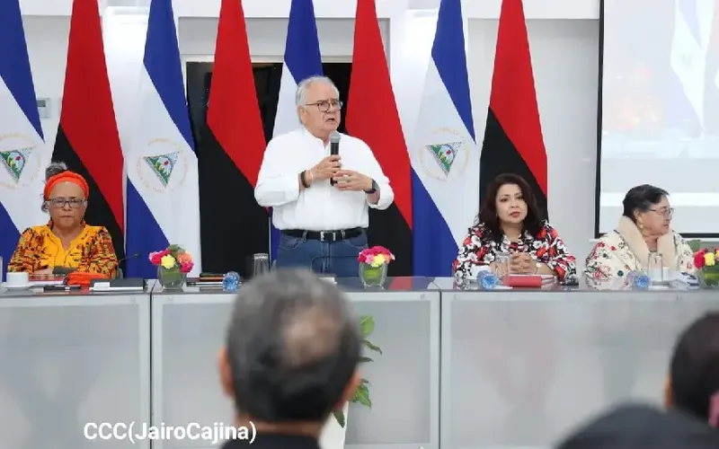 Propuesta de reforma constitucional es presentada a trabajadores de diferentes sectores