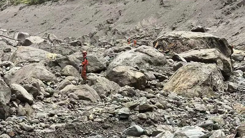 Retos a los que se enfrentan los equipos de rescate al despejar el último kilómetro hasta la zona de rescate