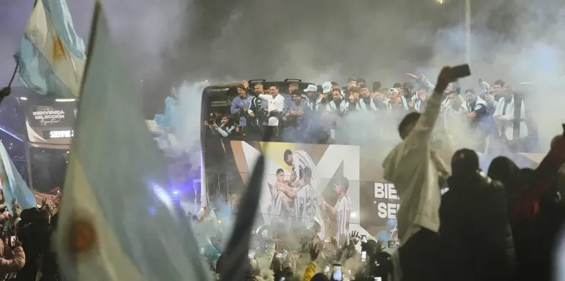 Sin Messi, miles de hinchas reciben a Argentina tras la derrota de la final...