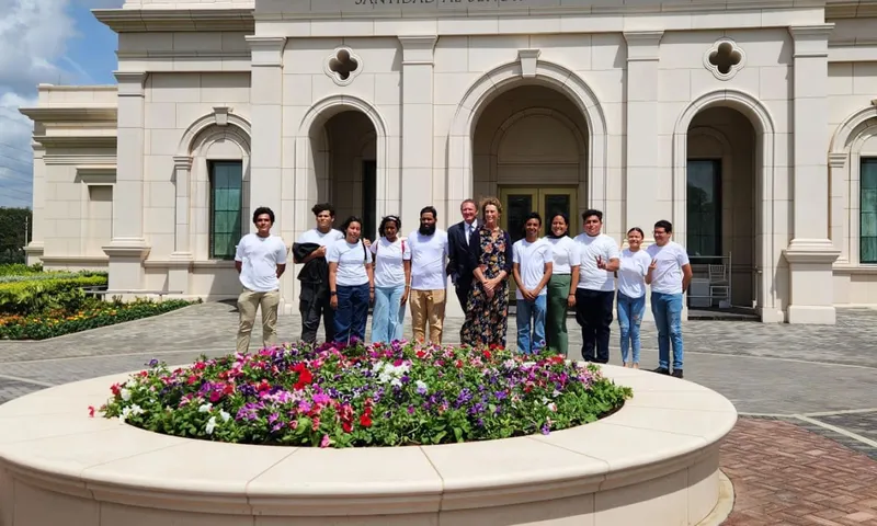 Delegaciones e invitados especiales recorren el nuevo Templo de Managua