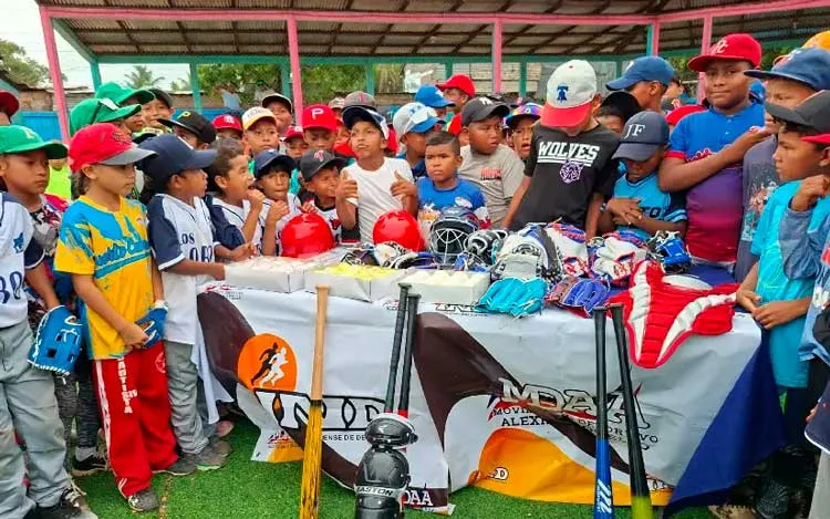 Entregan materiales deportivos a academias infantiles de béisbol