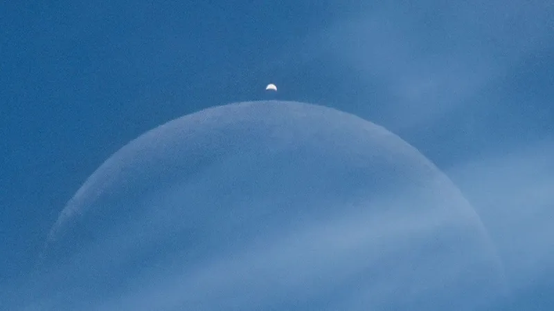IMPACTANTE IMAGEN muestra cómo la Luna 'esconde' a Venus a plena luz del día