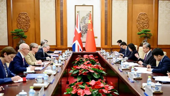 El canciller chino Wang Yi se reúne con su homóloga de Reino Unido en Beijing