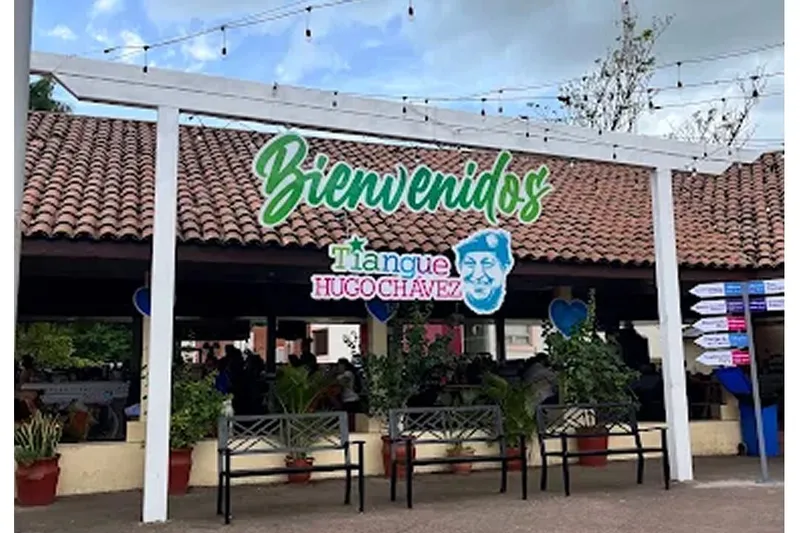 Buena afluencia de visitantes en el tiangue Hugo Chávez
