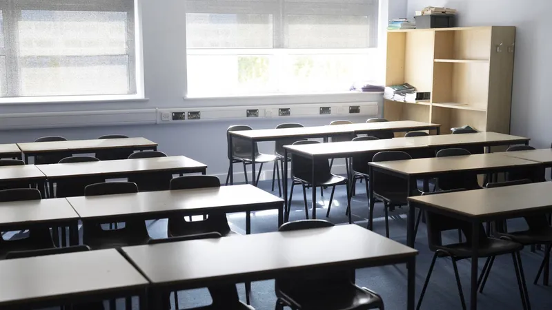 Lanzan gas pimienta en un aula de clases para no hacer examen