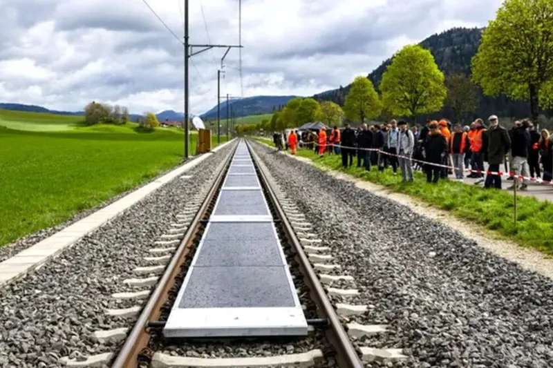 Suiza ha instalado la primera planta solar ferroviaria del mundo. Un año después, su éxito es tal que Francia ya está interesada en ella