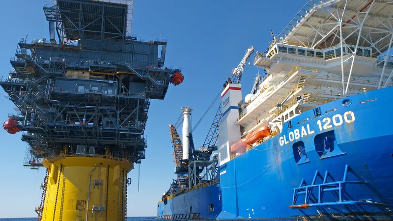 Por mucho petróleo que pase ya por Ormuz, no vamos a pagar menos en España por la gasolina y el diésel