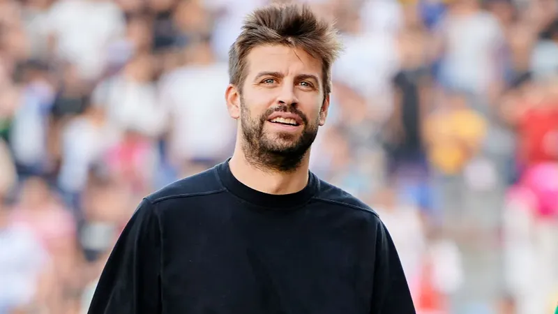 Gerard Piqué se divierte con sus hijos Milan y Sasha en un parque de atracciones en España