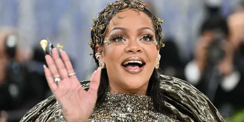 Rihanna vuelve a cantar en vivo y desata rumores de un nuevo álbum
