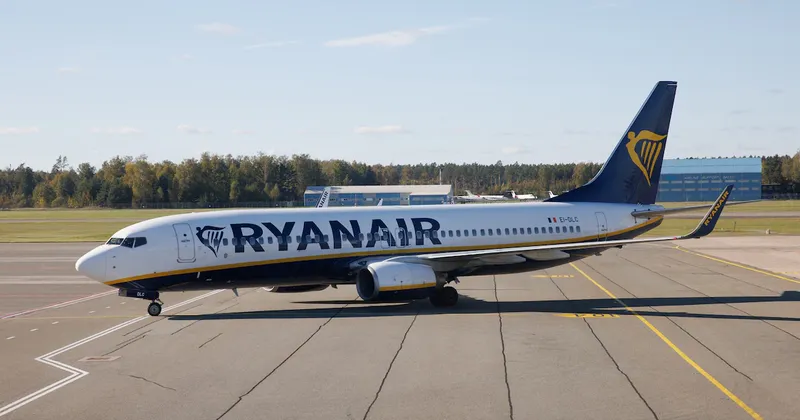 Avión Boeing 737 de Ryanair pierde una ventanilla en pleno vuelo y deja un pasajero herido