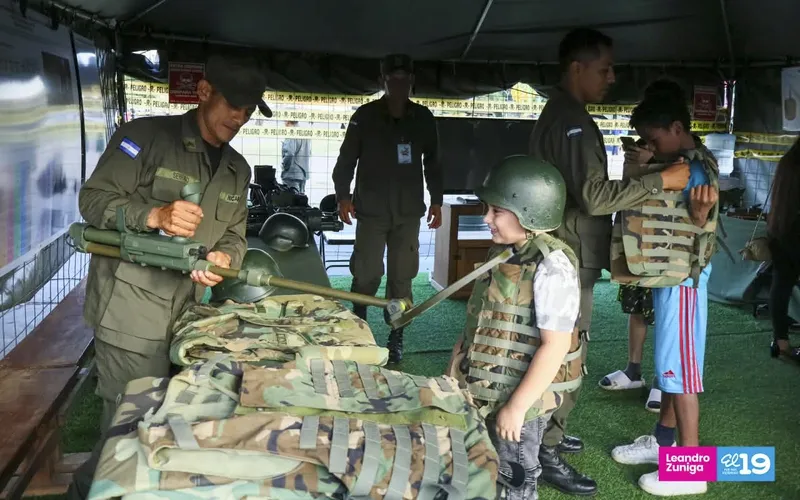 Familias despiden exposición del Ejército con interés en sus medios