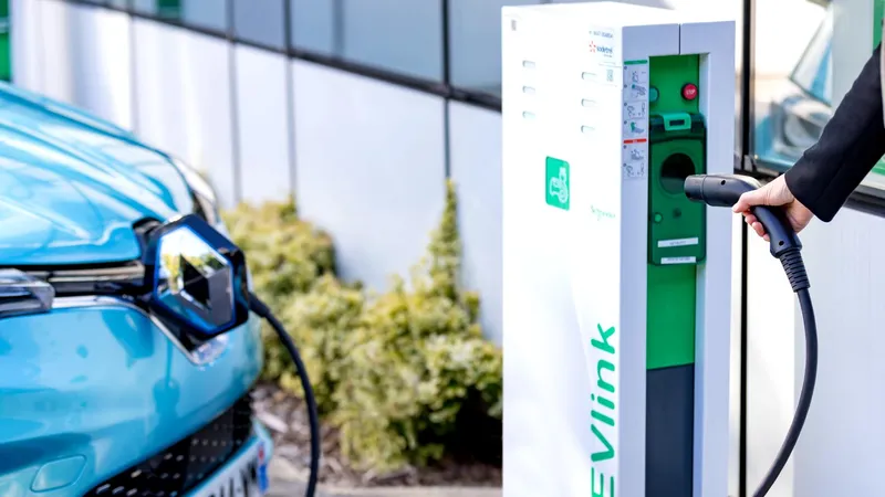 Al precio que están la gasolina y el diésel, este estudio demuestra que con un coche eléctrico 'repostar' te costará la mitad