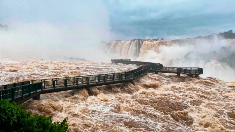 Cataratas del Iguazú cierran por crecida histórica del río