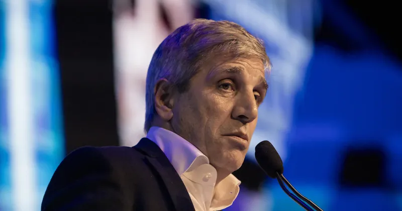Argentina flexibiliza el crédito en dólares para empresas con ingresos en pesos